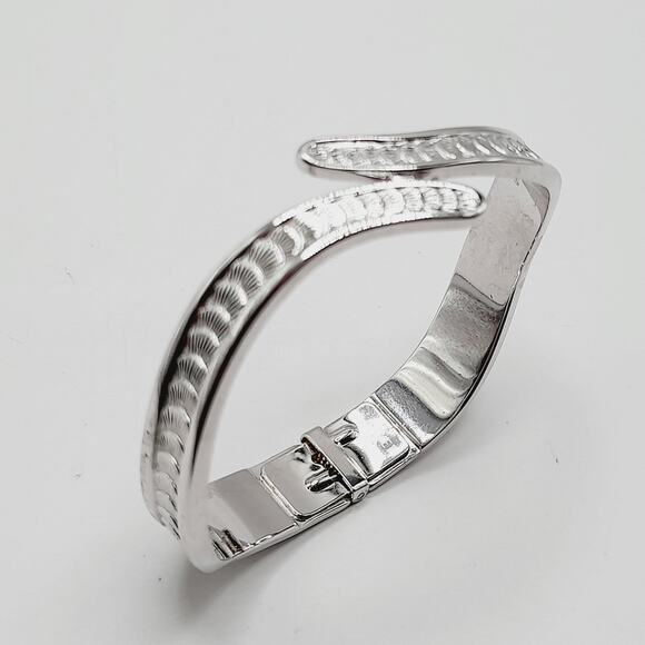 Vintage Monet Rhodium Plated Hinged Bracelet Textured Design 6 Inch - Picture 9 of 9